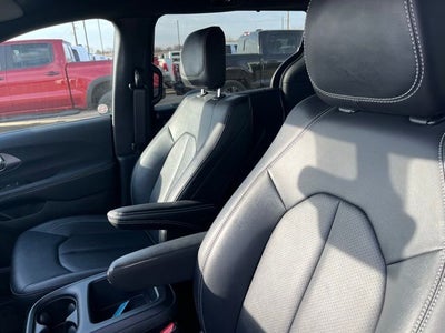 2025 Chrysler Pacifica Select