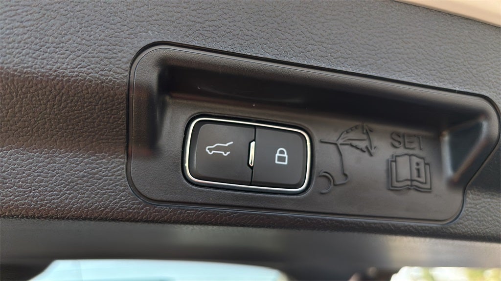 2023 Ford Explorer XLT 202A